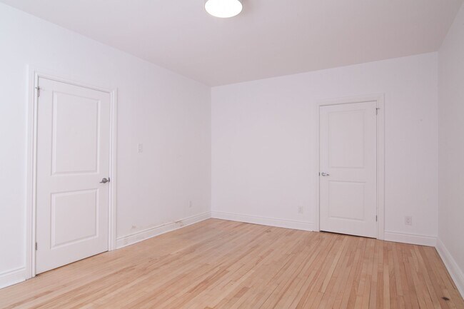 Photo - 3720 Chemin Queen Mary Unit 9