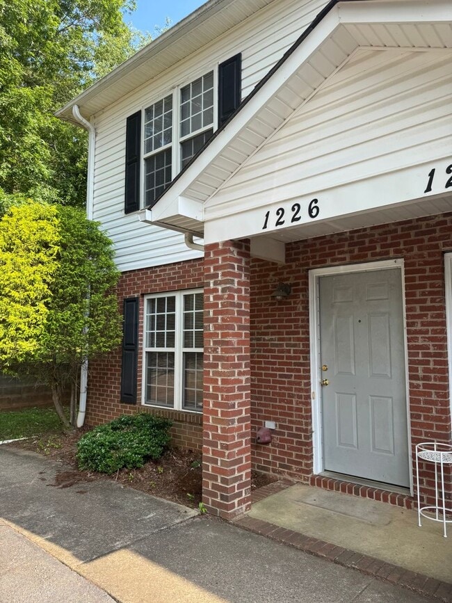$1,150 | 2BR/1.5BA End Unit Townhouse – Sp... - $1,150 | 2BR/1.5BA End Unit Townhouse – Sp...