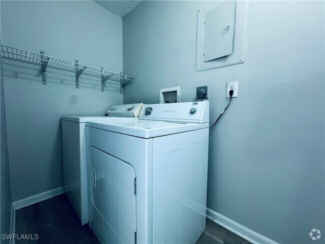 Building Photo - 12622 Kenwood Ln Unit D Rental