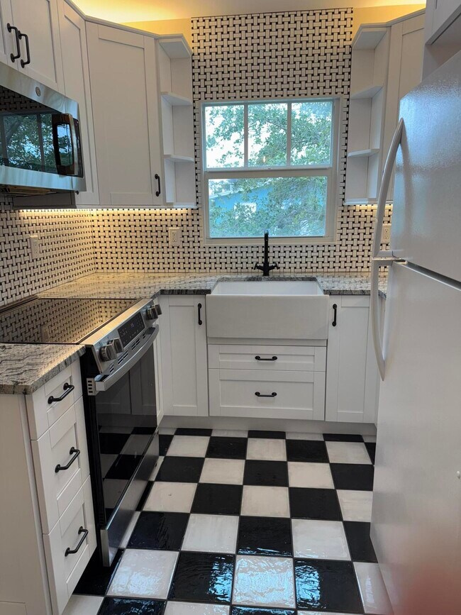 Photo - 231 N L St Unit 3