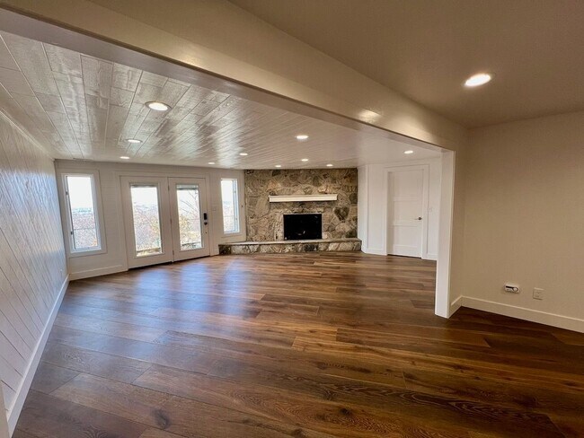 Photo - 425 Lakeview Way