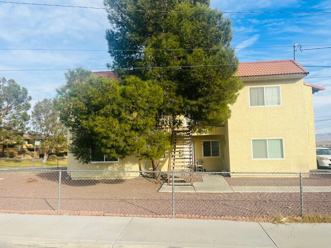 Building Photo - 523 Unit #B