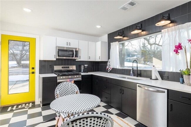 Photo - 568 E Rebecca St