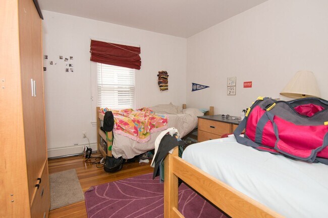 Photo - Brighton 6 Bed Duplex – 3.5 Baths – 4 Parking – Top Floor – No Fee – 9/1