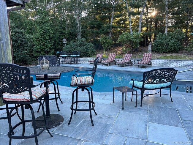 40 Bonac Woods Ln