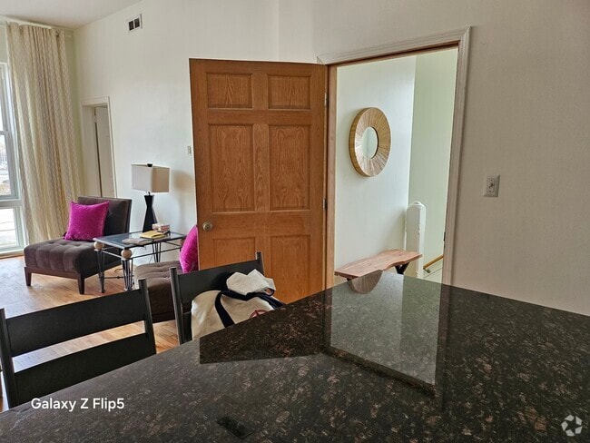Building Photo - 2417 W Warren Blvd Unit 2 Rental