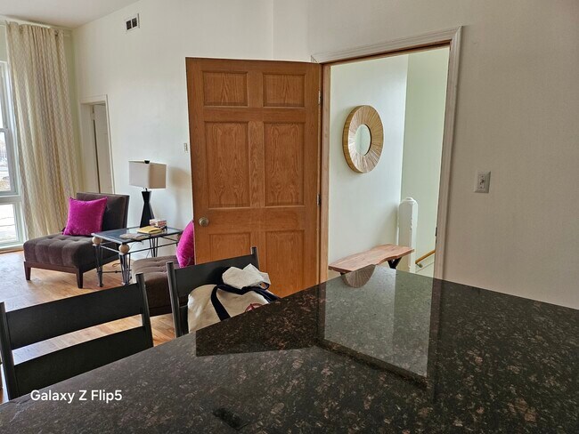 Building Photo - 2417 W Warren Blvd Unit 2