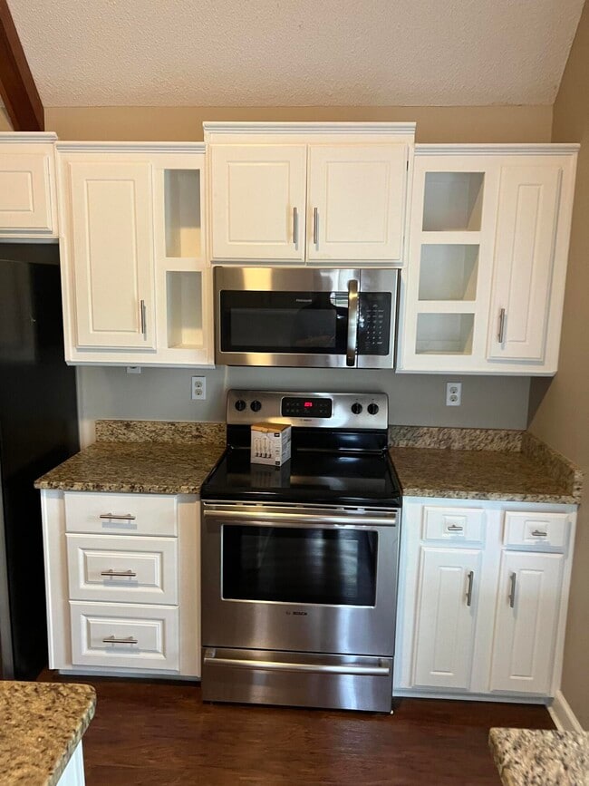 Photo - 470 Greenwich Dr