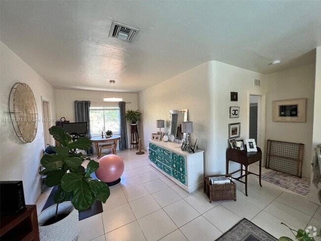 Building Photo - 721 NE 16th Ave Unit 721C Rental