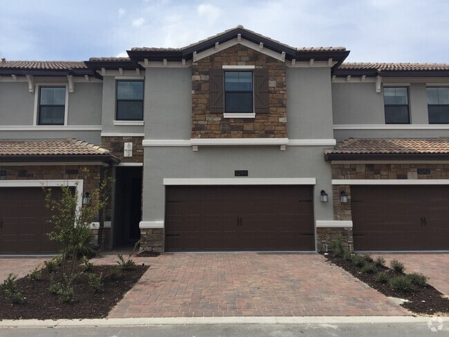 Building Photo - 4 Bedroom 3.5 Bath Townhome in The Vistas ...
