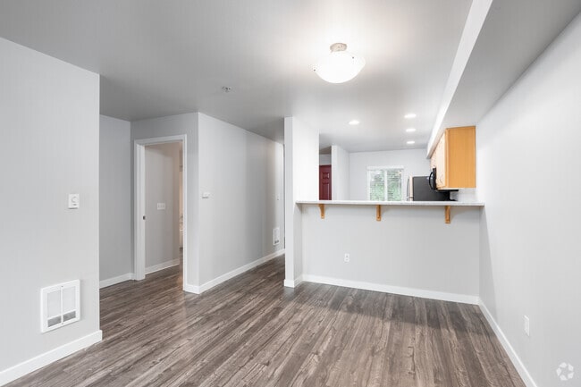 1BD, 1BA - 663SF - 6Wood Flats
