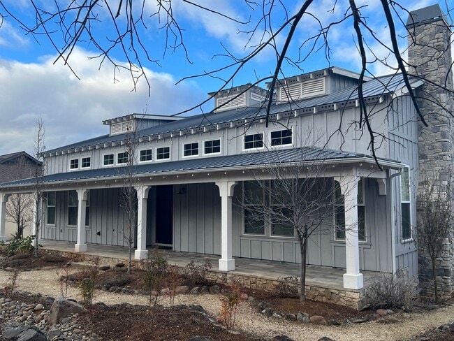 Building Photo - Beautiful, Custom home in the heart of Jacksonville | Available Now