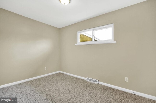 Building Photo - Coming Soon- Beautiful 3 Bedroom, 1 Bath h... Rental