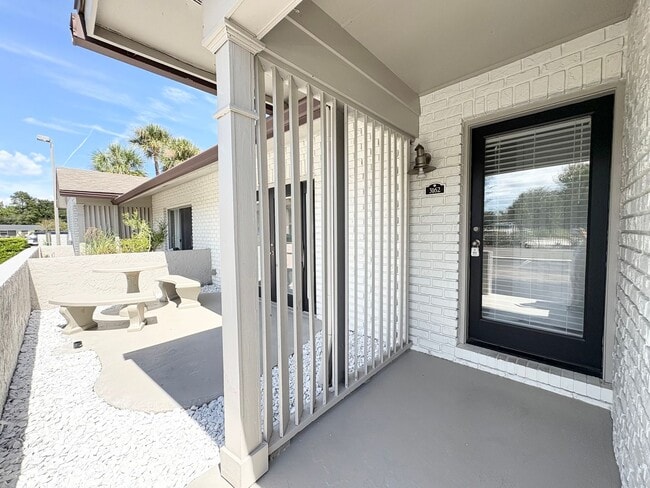 Building Photo - Audubon Park 2/2 Corner Unit Villa with La... Rental