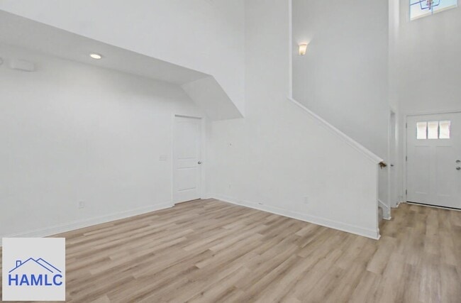 881 Grayson Ave