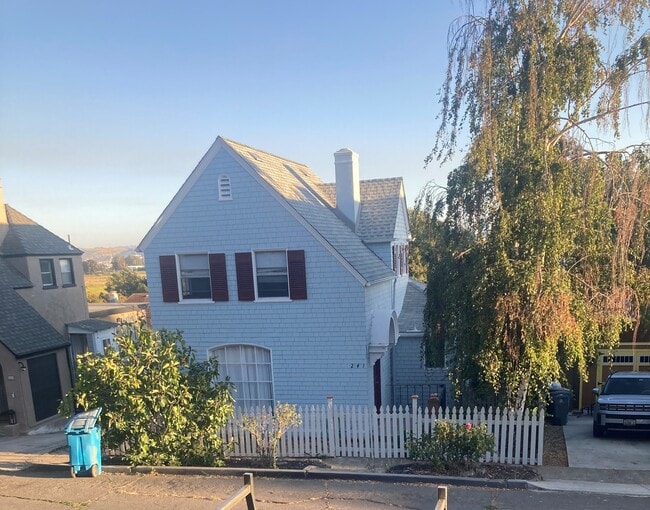 Photo - 241 B St