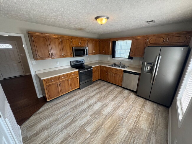 "Cozy Comfort Awaits: Charming 2-Bedroom Home in Oak Grove!"
