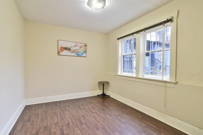 Photo - 935 Jervis St Unit 18