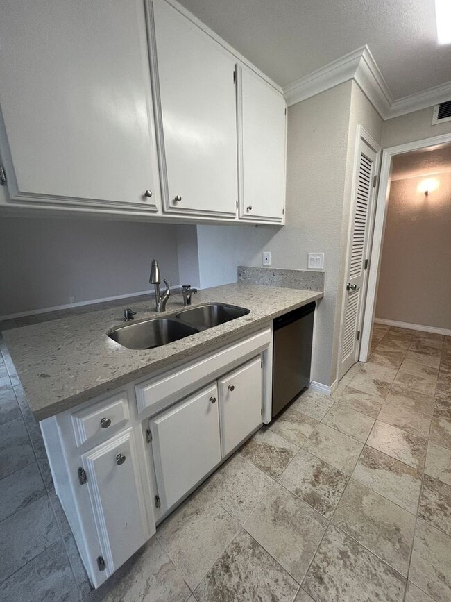 Building Photo - 1015 Lakeside Dr Unit Apt #4