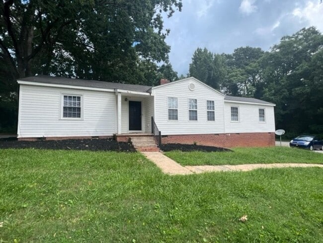 Building Photo - 3 Bedroom 1.5 Bath Home Family Room, Living Room and Dining Room! - Eastside of Greenville Unit 15 Orleans Court