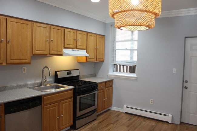 Building Photo - 182 Christopher Columbus Dr Unit 2