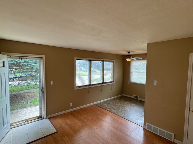 Photo - 2264 Stieber St