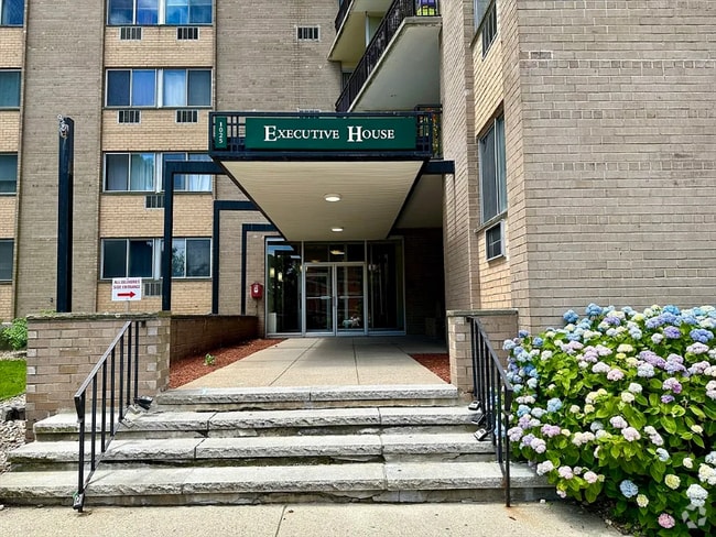 Building Photo - 1025 Hancock St Unit 11E Rental