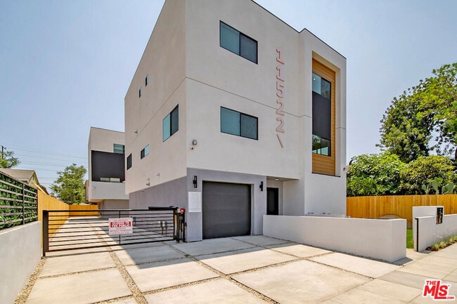 Photo - 11522 Emelita St