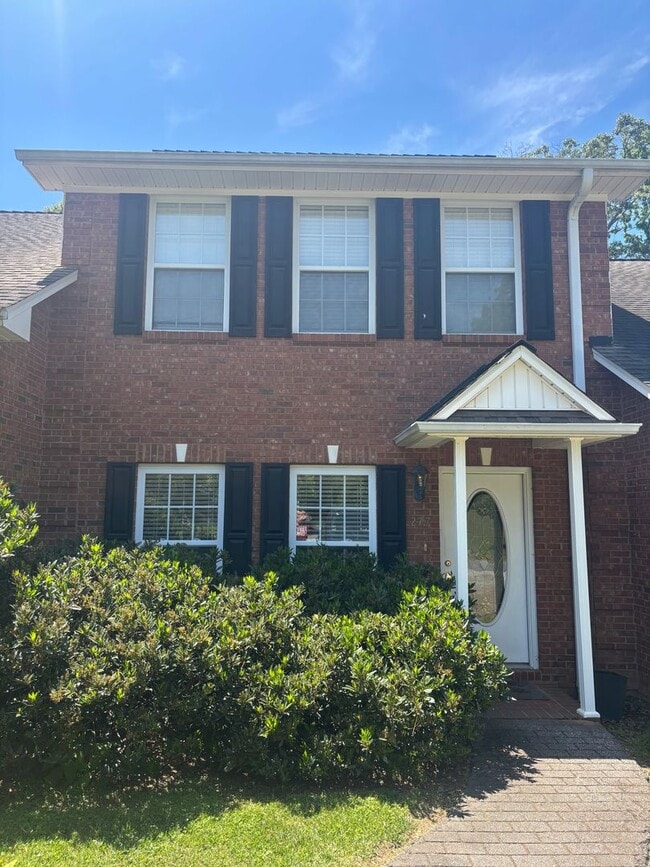 Building Photo - Beautifully Maintained Townhome In The Heart Of Town!