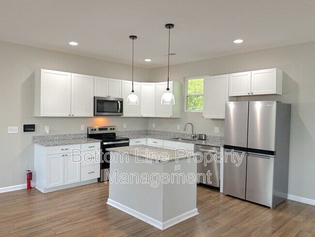 Photo - 641 Central Dr NW