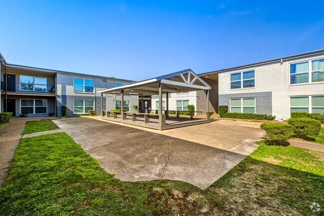 Courtyard - The Atrium At 5606