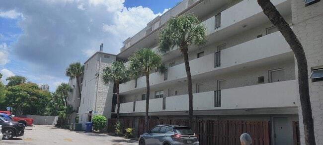 Building Photo - 6900 N Kendall Dr Unit A104 Rental