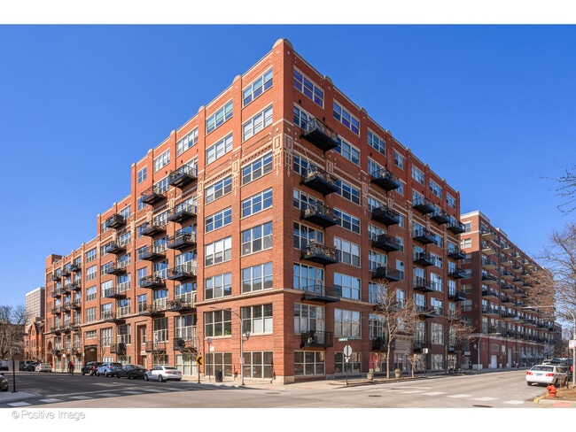 Building Photo - 1500 W Monroe St Unit 215