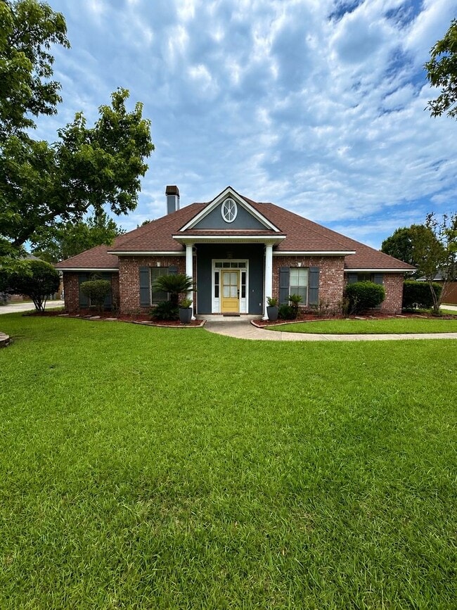 Building Photo - Bayou Bend Home!