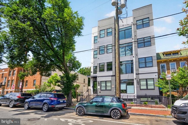 Photo - 927 Kennedy St NW Unidad 304