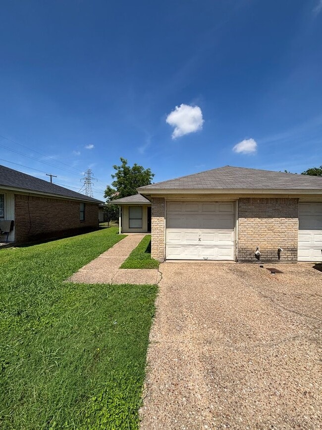 Building Photo - 6440-6442 Woodbeach Dr Unit 6442 Woodbeach Drive
