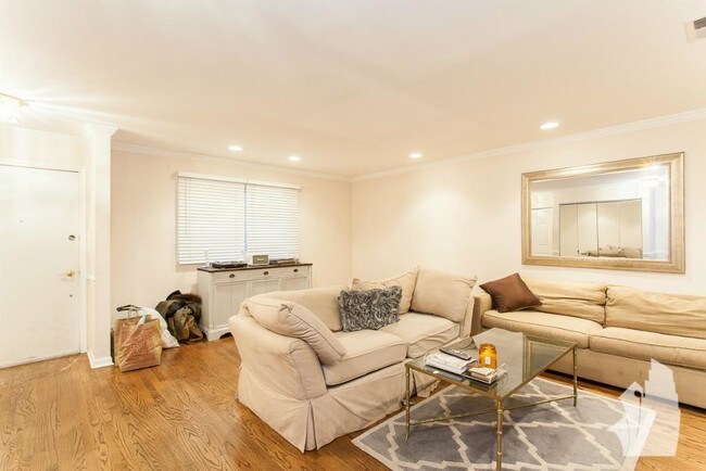Building Photo - 3 bedroom in Chicago IL 60610 Unit 104 Rental