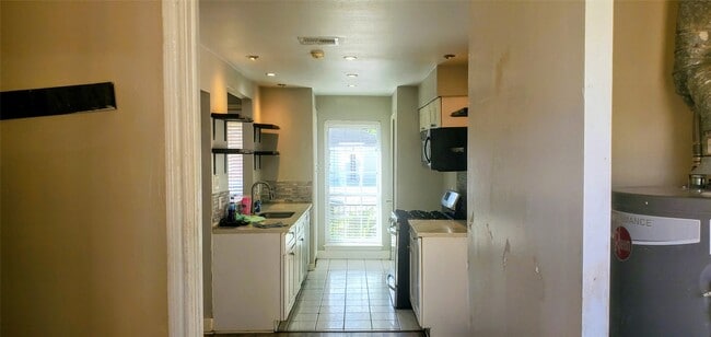 Building Photo - 15414 W Hampton Cir