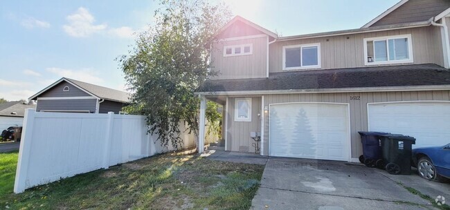 Building Photo - Newly Updated Townhouse in Tacoma!