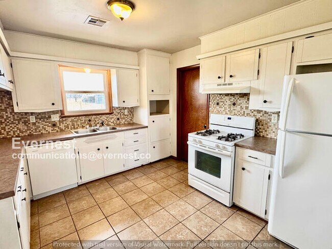 Photo - 3 Bed/2 Bath Home with Garage / Pet-Friendly / Available Now!