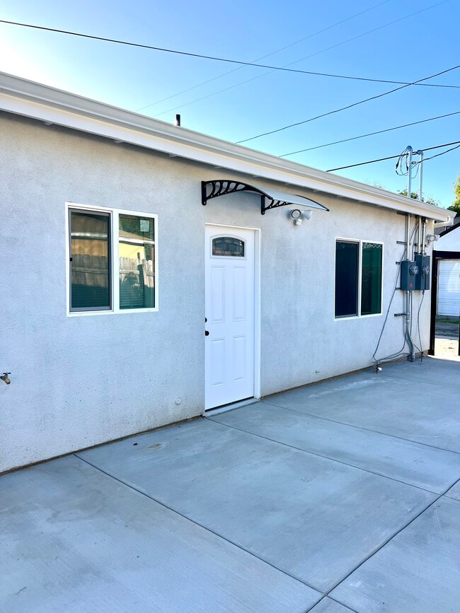 Photo - 17205 Saticoy St