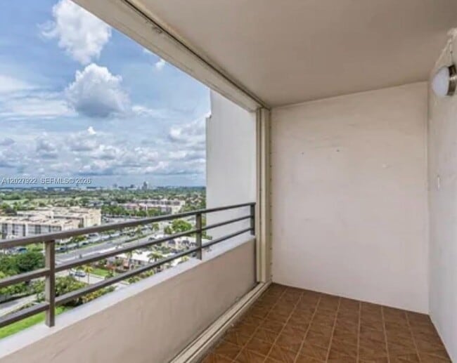 Building Photo - 2500 Parkview Dr Unit 1712
