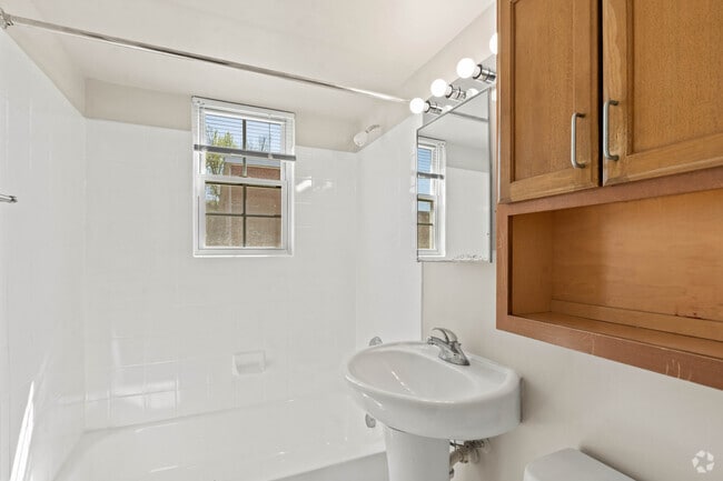 2BR, 1BA - 685SF - Bathroom