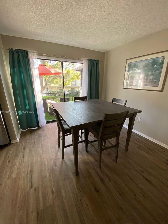 Photo - 6060 Village Cir N Unidad 6060