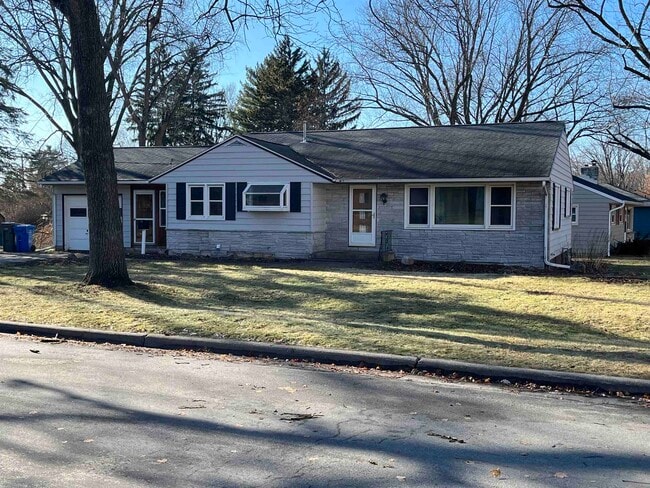 Photo - 6001 Queens Way