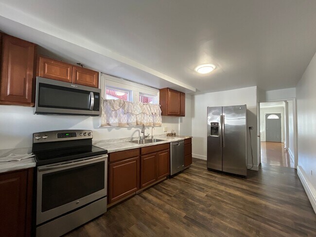 Photo - Large, well-maintained 4-bedroom, 1-bathroom row home