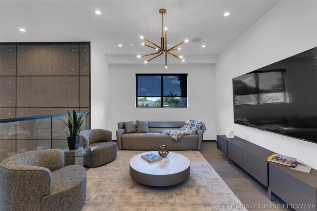 727 NE 17th Way