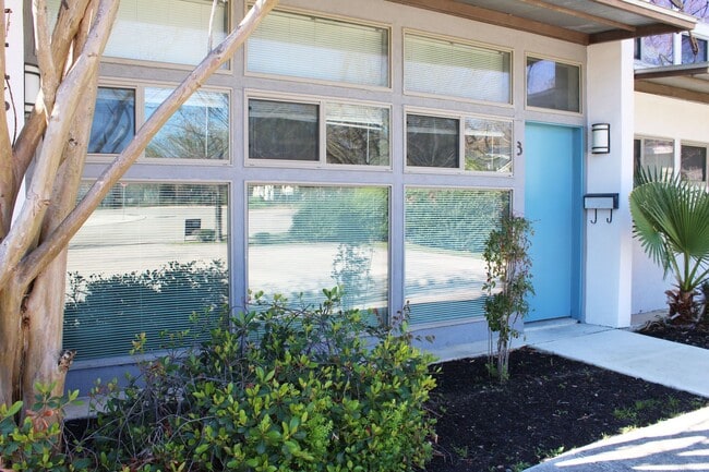 Photo - CONTEMPORARY URBAN CONDO NEAR DOWNTOWN