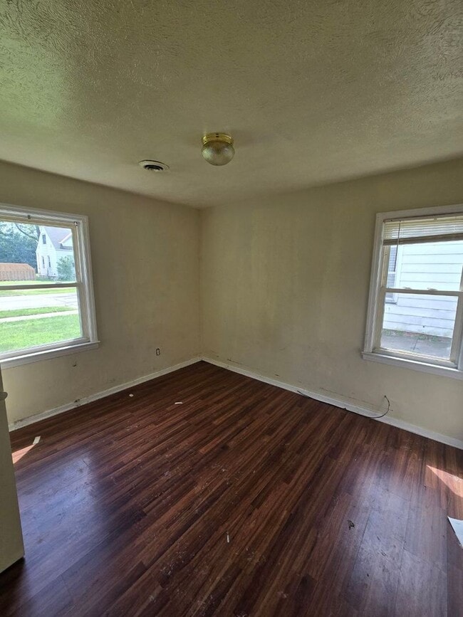Building Photo - Cozy 3 bedroom single family home | one le...