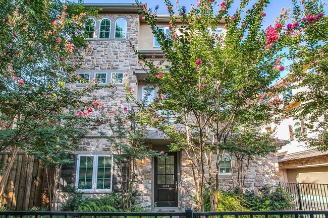 Photo - Exclusive Oak Lawn Townhome with Stunning ...